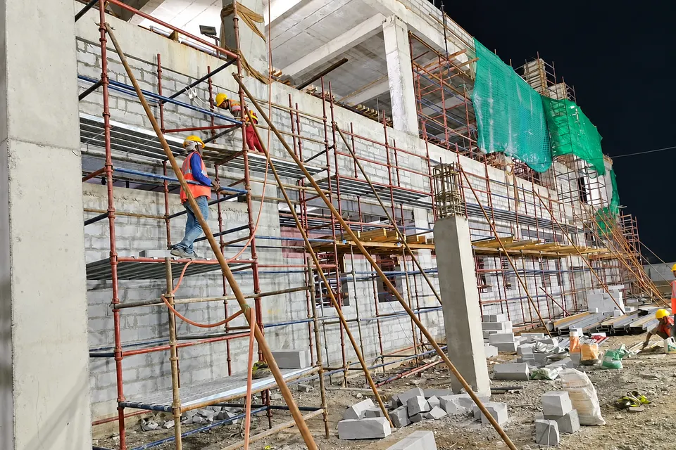 Prasus crews on scaffolding during blockwork at a building site